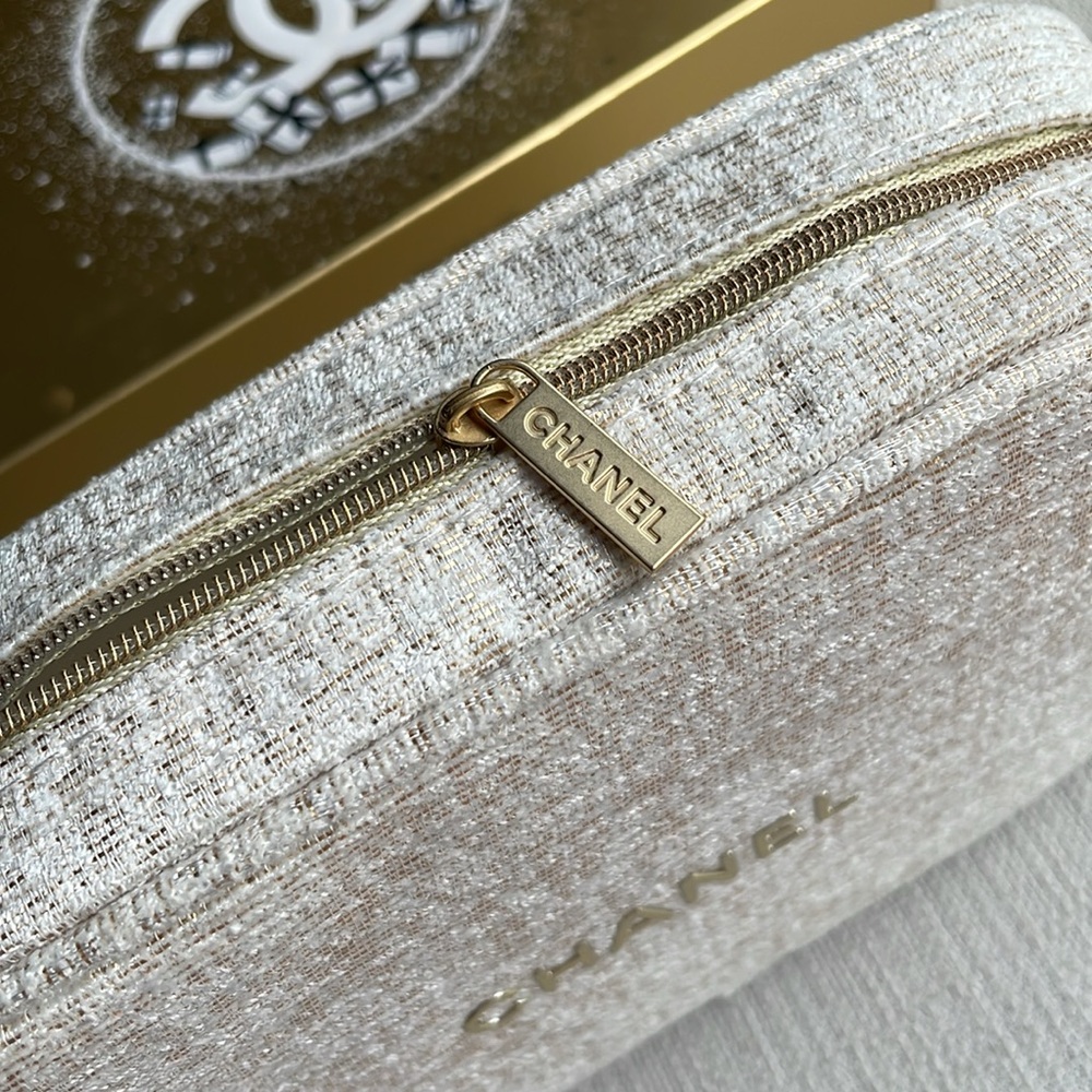 CHANEL limited edition holiday Cosmetic Pouch with snowflake charm - Picture 8 of 14